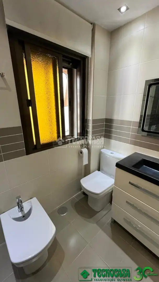 Badezimmer von Einfamilien-Reihenhaus zum Verkauf in San Esteban del Valle mit Klimaanlage und Heizung