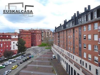 Vista exterior de Pis en venda en Bilbao  amb Calefacció i Balcó