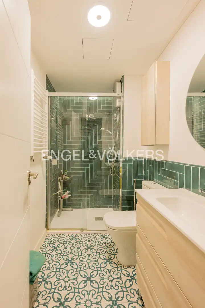 Bathroom of Flat for sale in Madrid  with Air Conditioner, Heating and Private garden