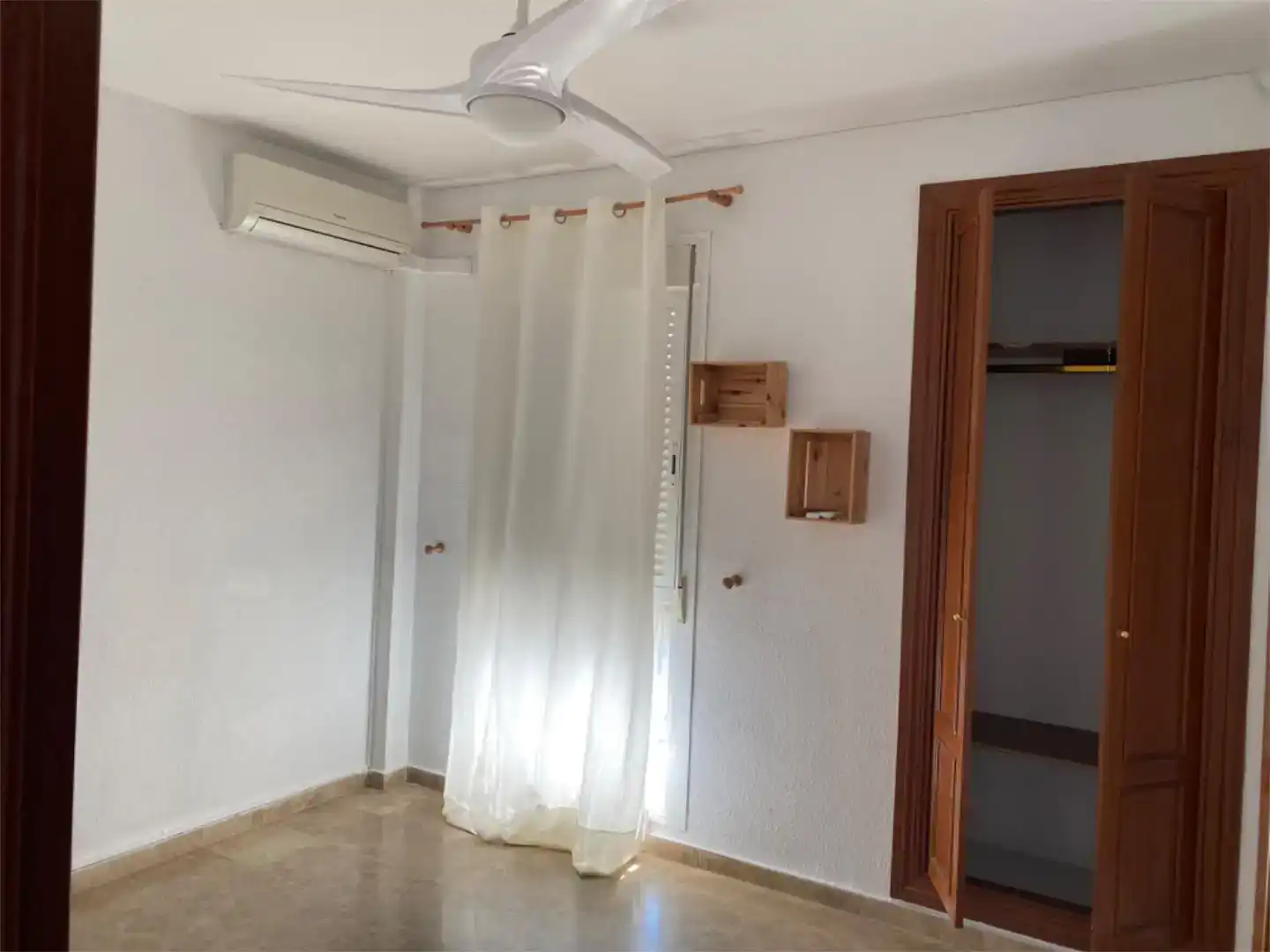 Bedroom of Houses for share in Bormujos  with Air Conditioner, Private garden and Storage room