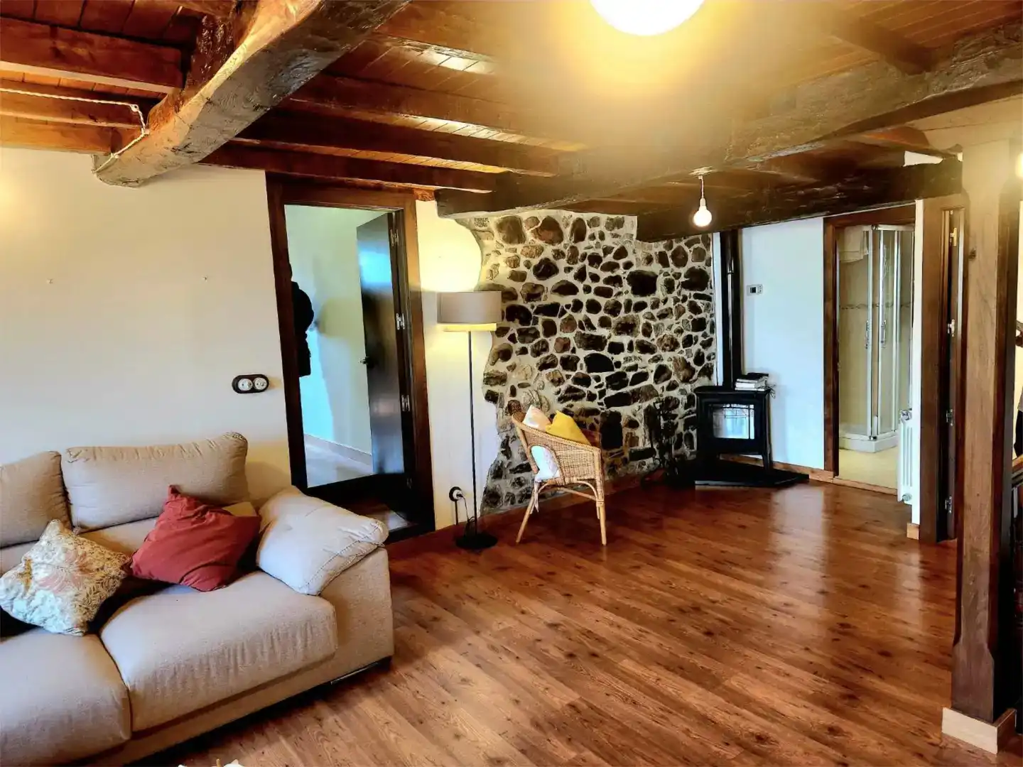 Sala d'estar de Pis de lloguer en Llanes amb Parquet, Moblat i Balcó