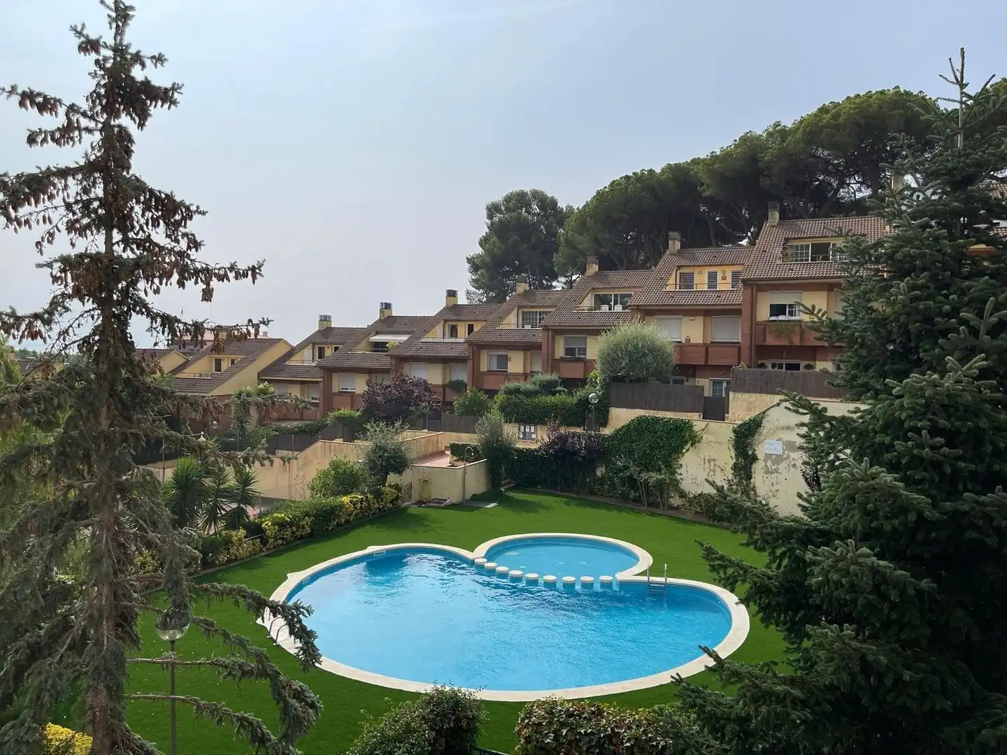 Außenansicht von Einfamilien-Reihenhaus zur Miete in Sant Andreu de Llavaneres mit Klimaanlage, Privatgarten und Balkon