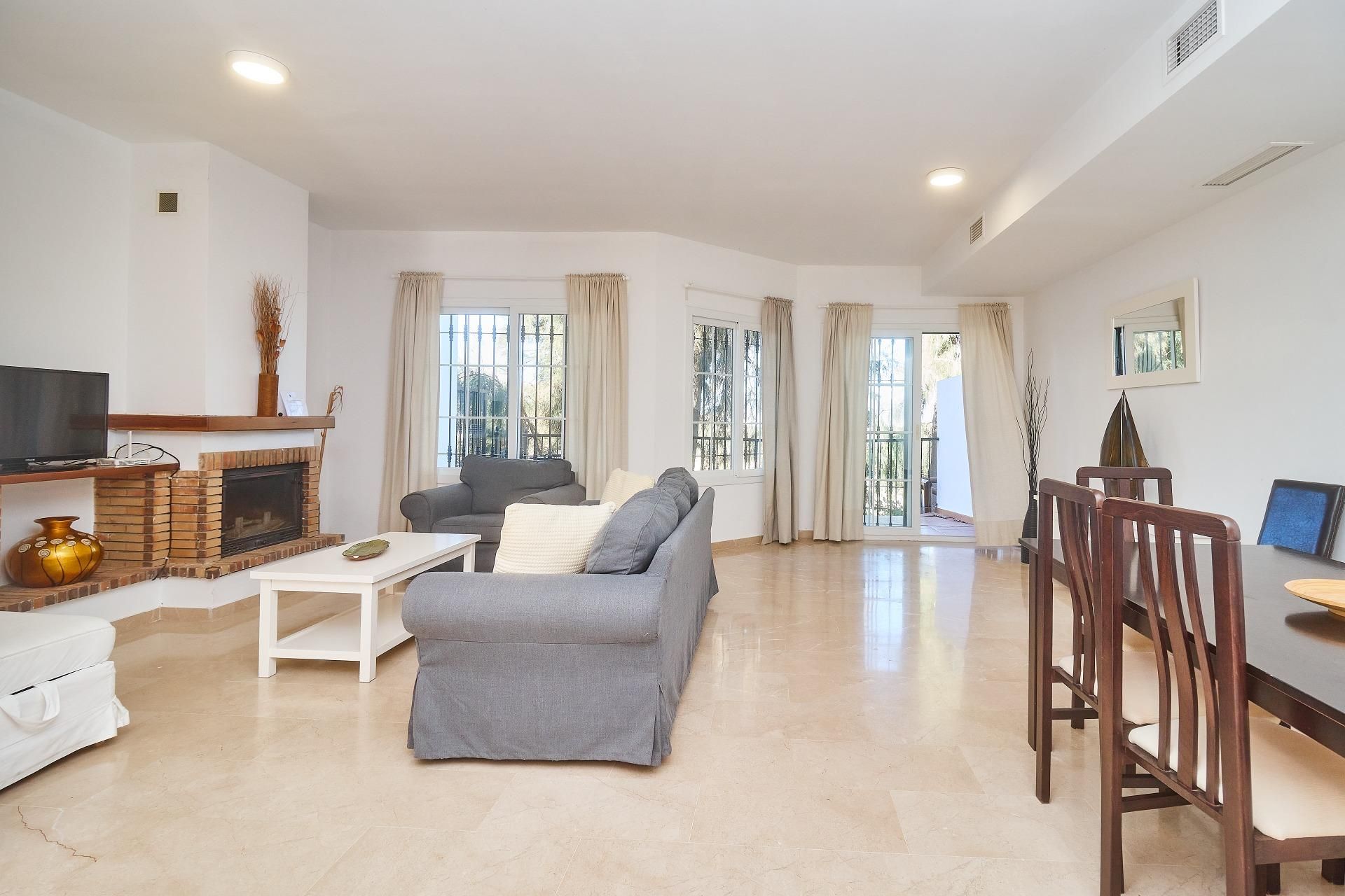 Sala de estar de Casa adosada en venta en Alhaurín de la Torre con Aire acondicionado, Calefacción y Jardín privado