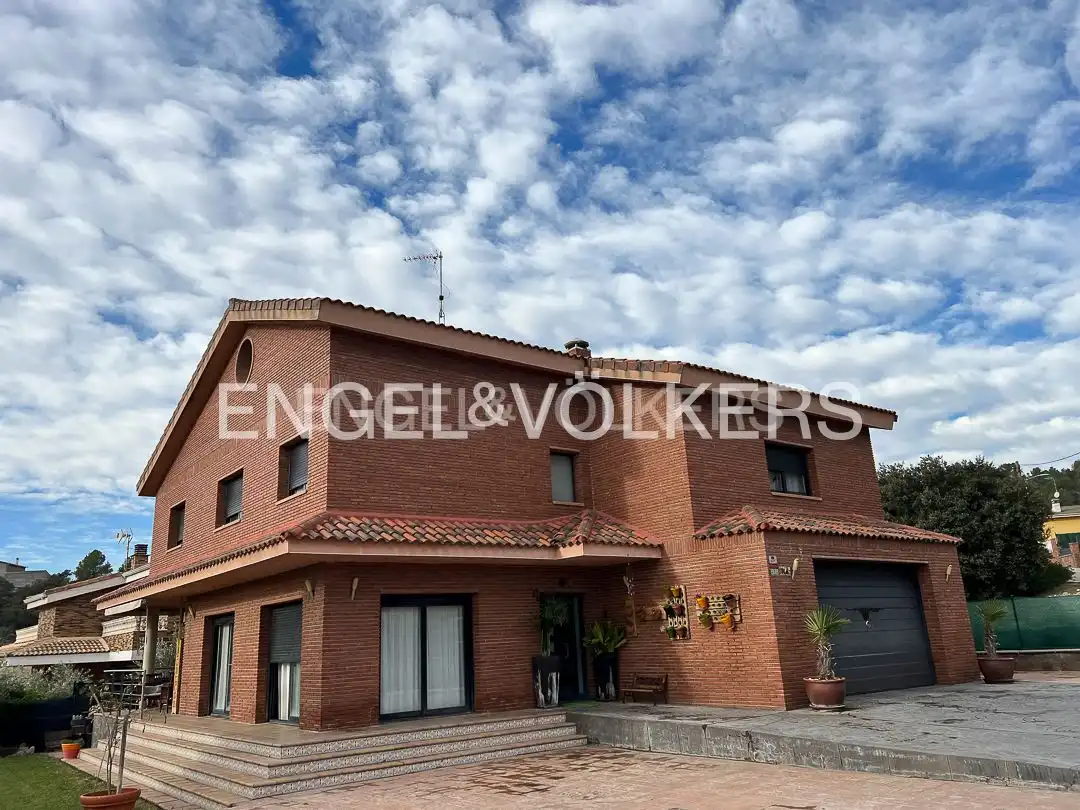 Vista exterior de Casa o xalet en venda en Castellgalí amb Aire condicionat, Calefacció i Jardí privat