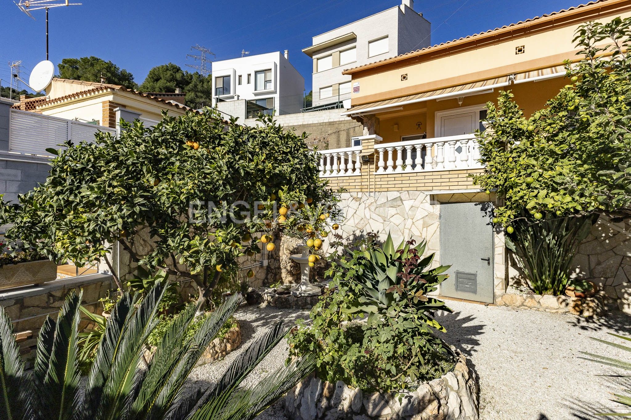 Vista exterior de Casa o xalet en venda en Sant Boi de Llobregat amb Aire condicionat, Calefacció i Jardí privat