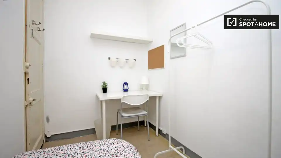 Bedroom of Flat for share in Barcelona  with Air Conditioner, Heating and Furnished