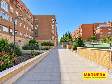 Flat with lift for sale in Calle de la Unanimidad