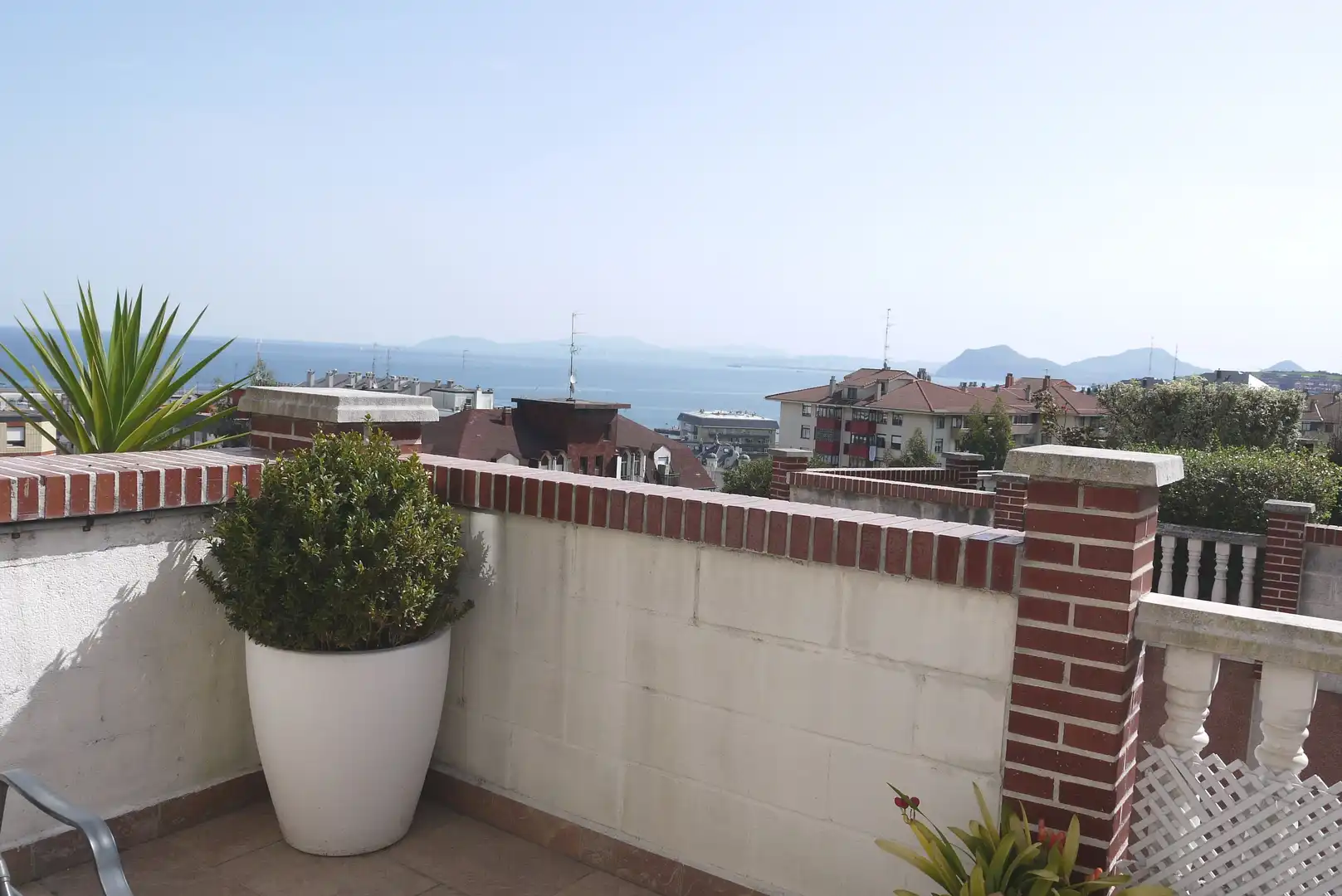 Terrasse von Einfamilien-Reihenhaus zum Verkauf in Castro-Urdiales mit Heizung, Terrasse und Abstellraum