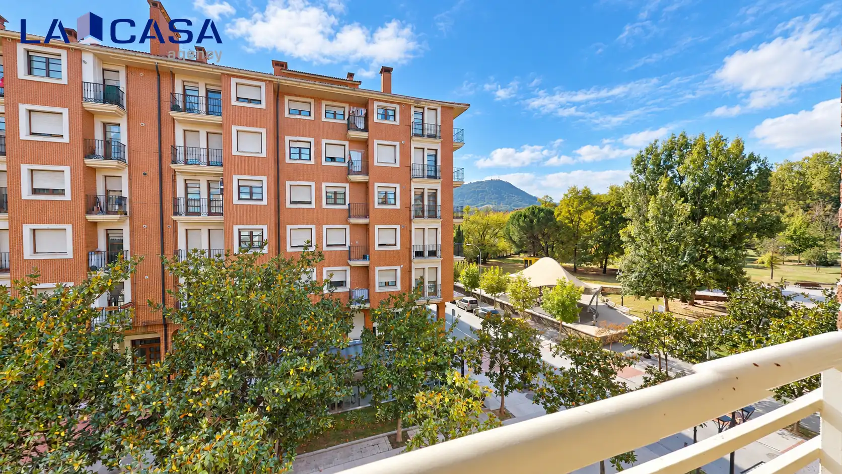 Außenansicht von Wohnung zum Verkauf in Amurrio mit Abstellraum und Balkon