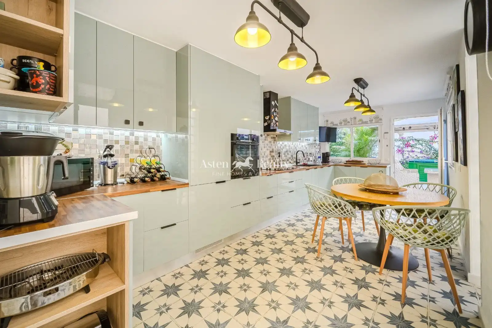 Küche von Einfamilien-Reihenhaus zum Verkauf in Arona mit Klimaanlage, Terrasse und Abstellraum