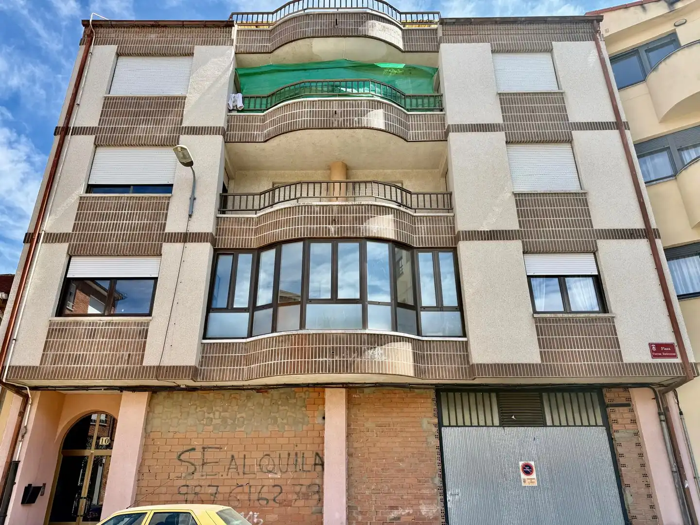 Vista exterior de Ático en venta en La Bañeza  con Calefacción, Parquet y Terraza