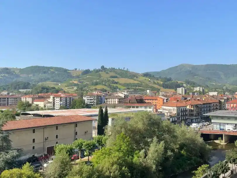 Vista exterior de Pis en venda en Azpeitia amb Balcó