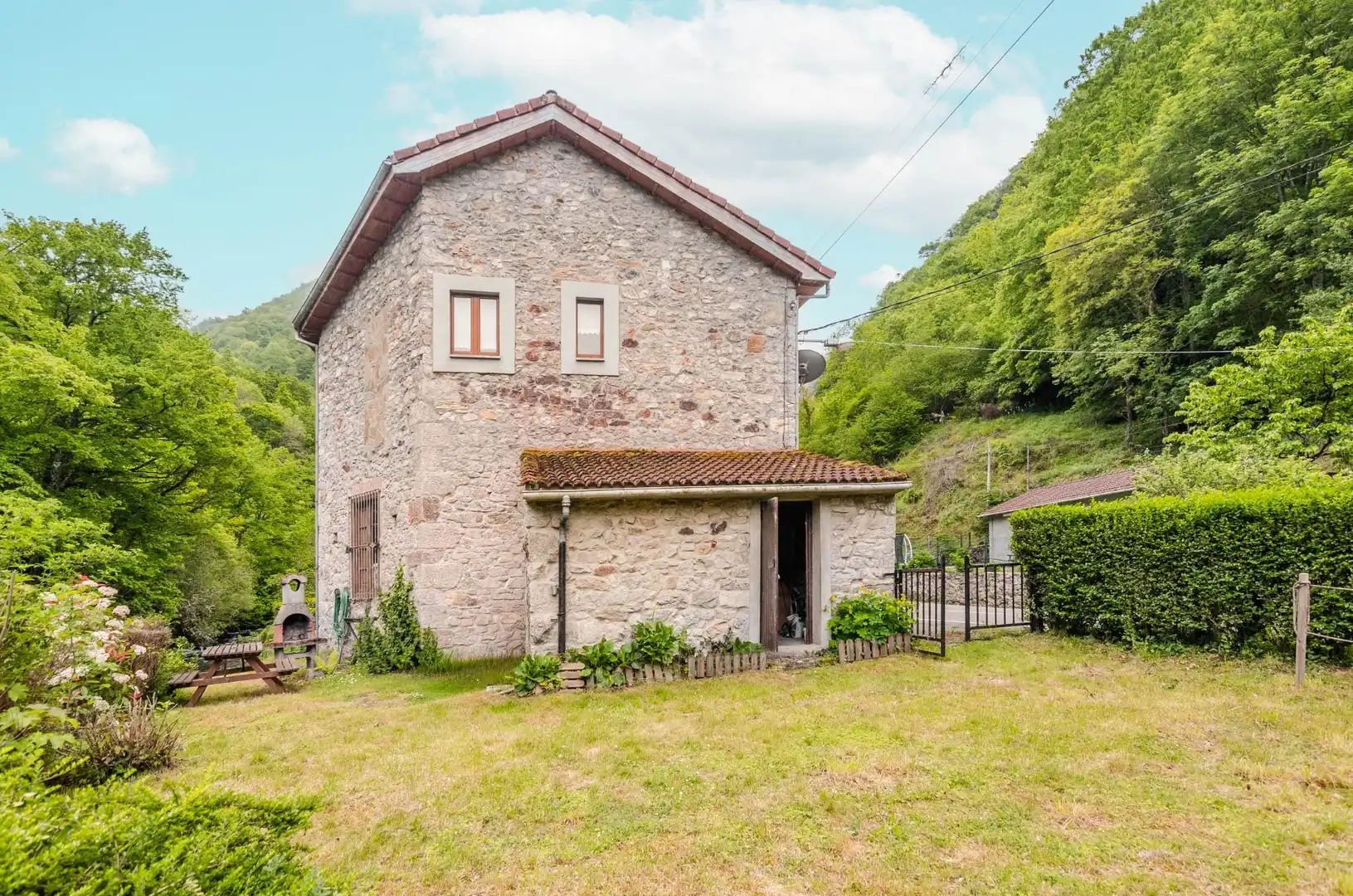 Vista exterior de Casa adosada en venta en Somiedo con Calefacción, Jardín privado y Trastero