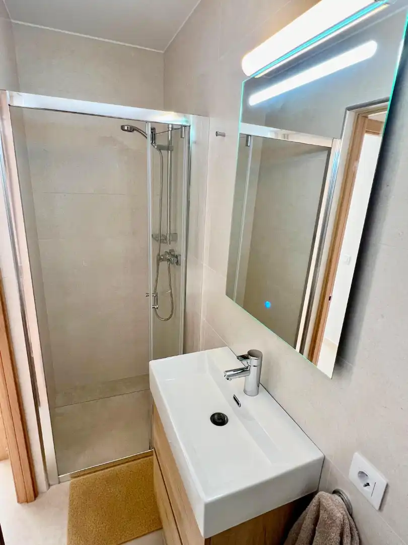 Badezimmer von Einfamilien-Reihenhaus zum Verkauf in Arona mit Klimaanlage, Privatgarten und Terrasse