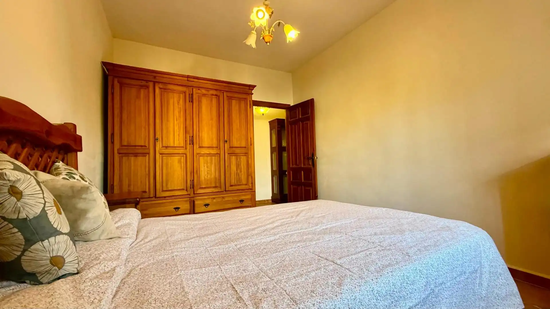 Dormitori de Casa o xalet en venda en La Línea de la Concepción amb Jardí privat i Piscina
