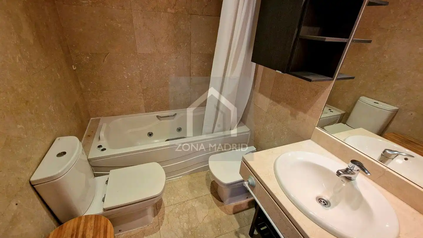 Baño de Piso de alquiler en Madrid con Aire acondicionado y Amueblado