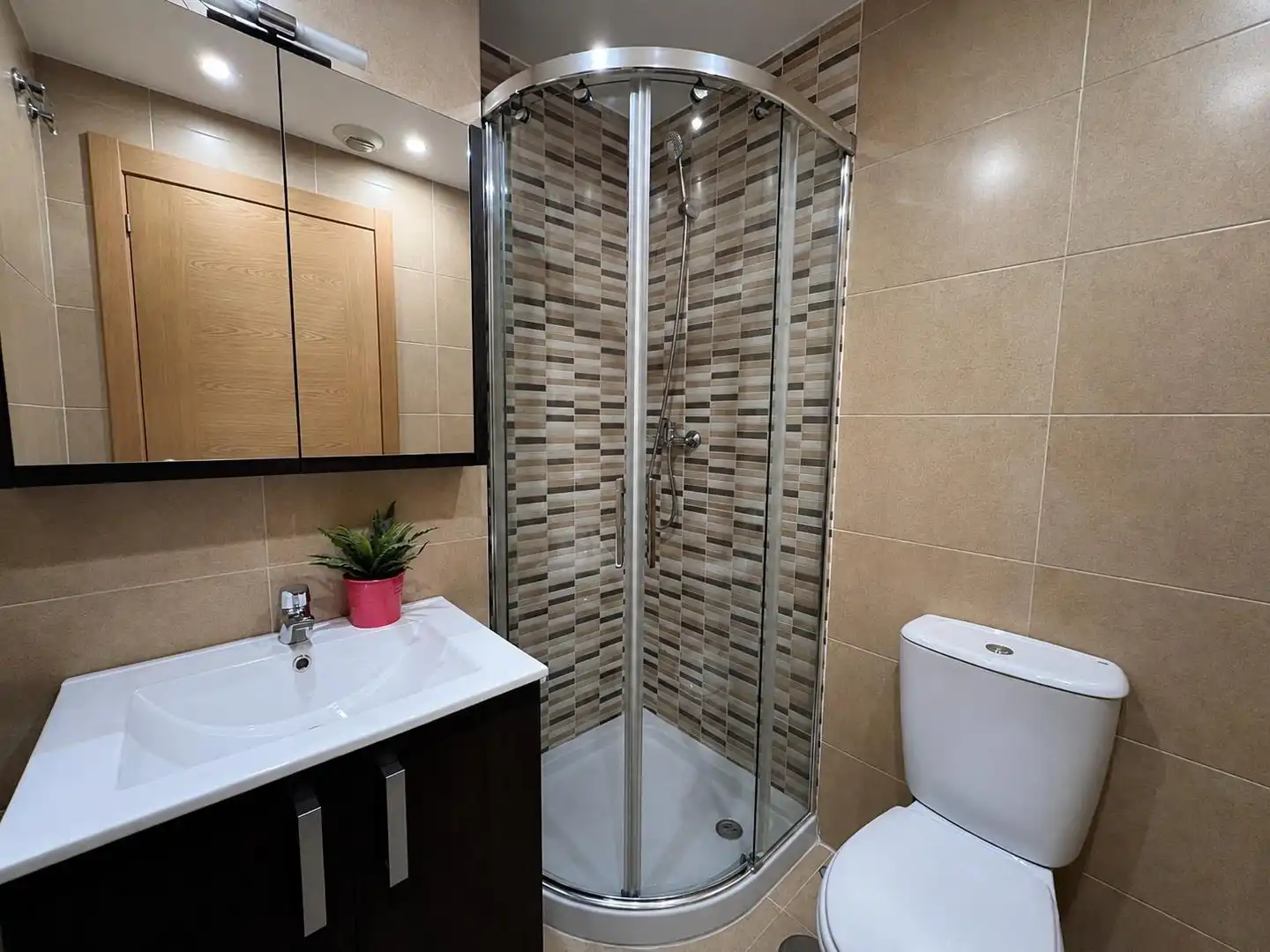 Baño de Piso de alquiler en Oviedo  con Calefacción, Terraza y Trastero