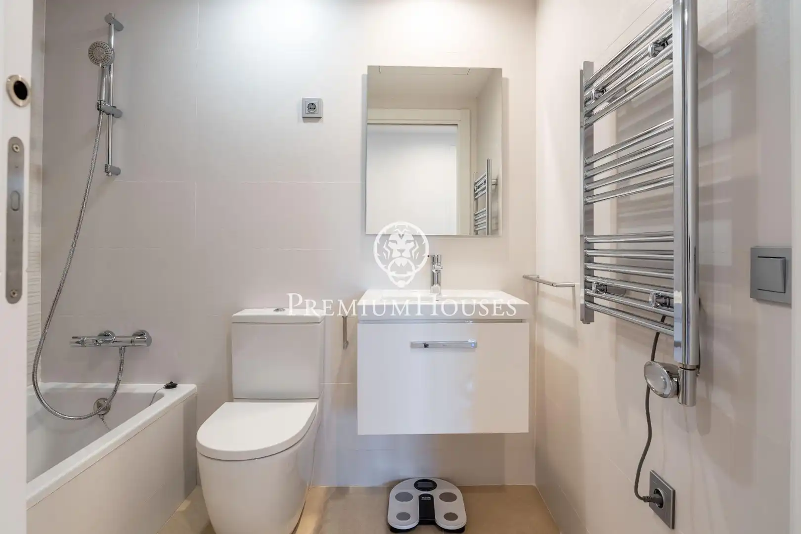 Badezimmer von Erdgeschoss zum Verkauf in Sitges mit Klimaanlage, Privatgarten und Parkett