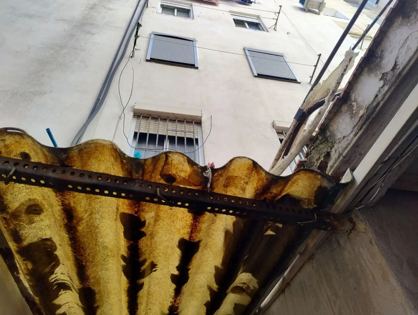 Vista exterior de Local en venda en Valencia amb Aire condicionat i Moblat