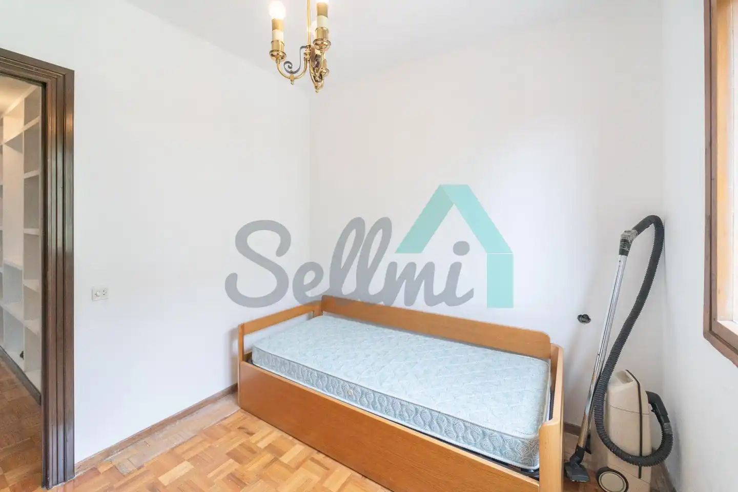 Bedroom of Flat for share in Oviedo   with Heating, Parquet flooring and Furnished
