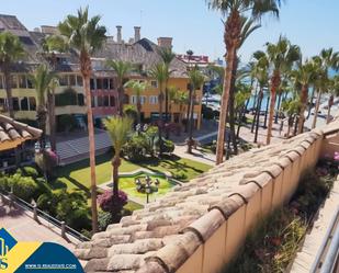 Vista exterior de Àtic en venda en Sotogrande amb Aire condicionat, Terrassa i Balcó