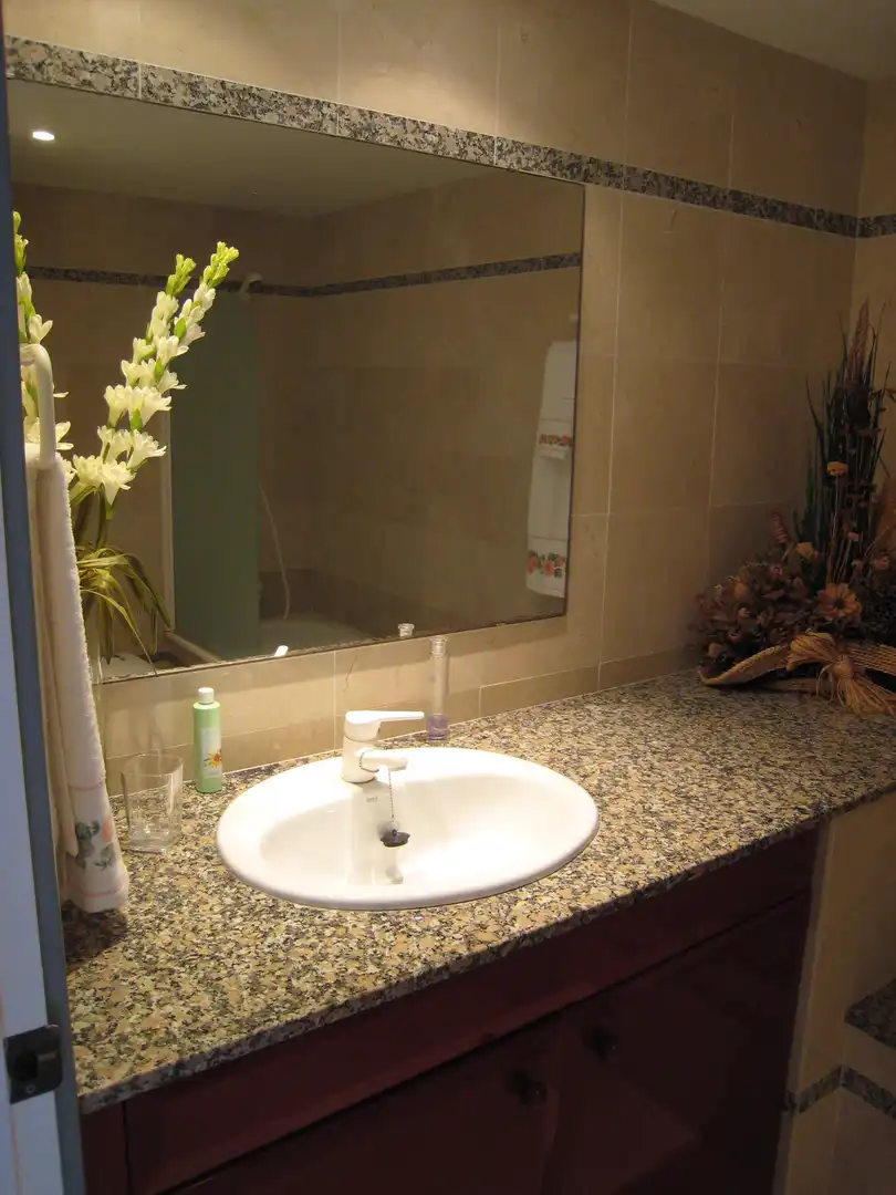 Badezimmer von Wohnung zum Verkauf in L'Estartit mit Klimaanlage, Privatgarten und Terrasse