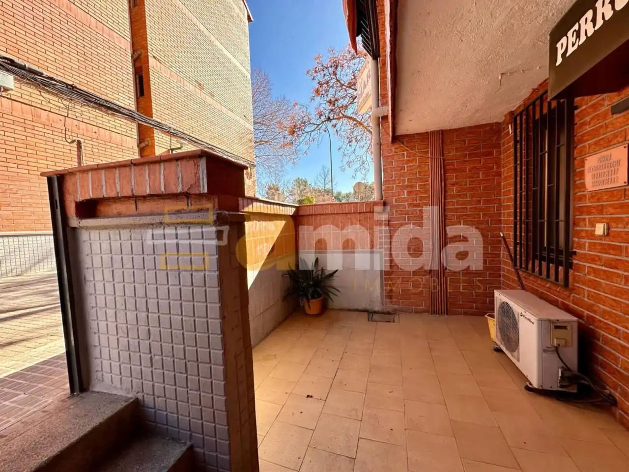 Jardí de Local en venda en Sabadell amb Aire condicionat