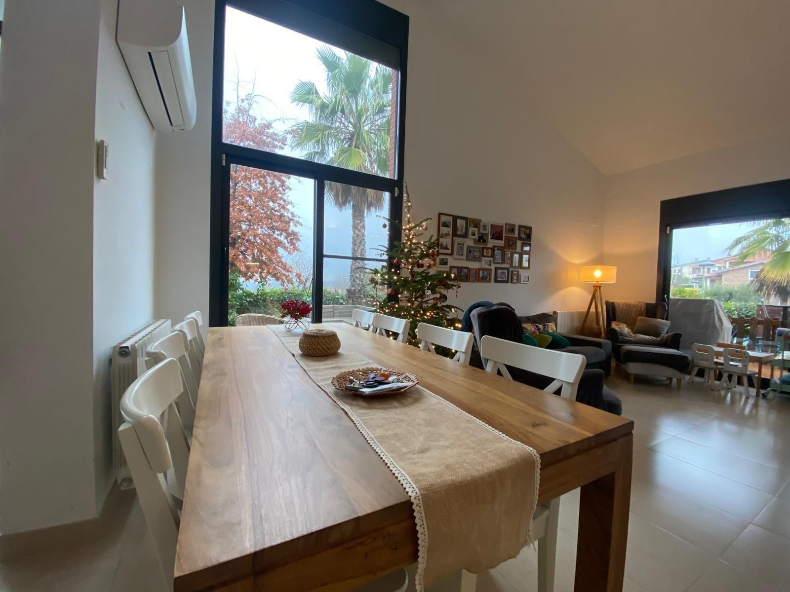 Menjador de Casa adosada en venda en La Roca del Vallès amb Jardí privat i Piscina