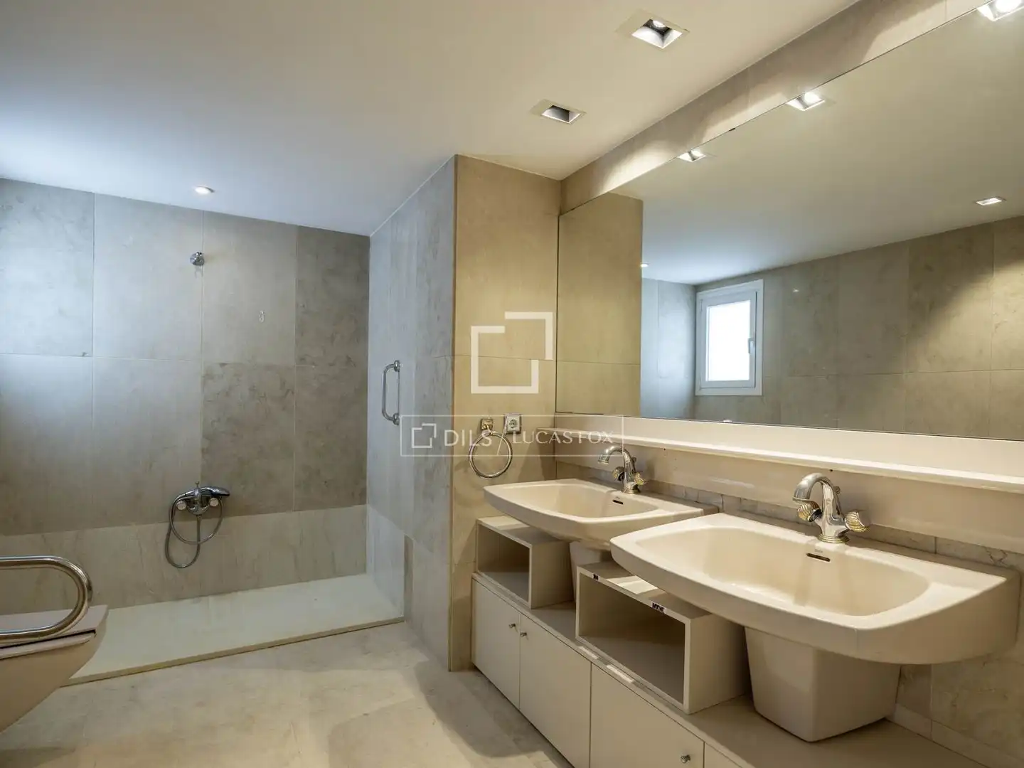 Baño de Piso en venta en Valencia con Aire acondicionado, Calefacción y Terraza