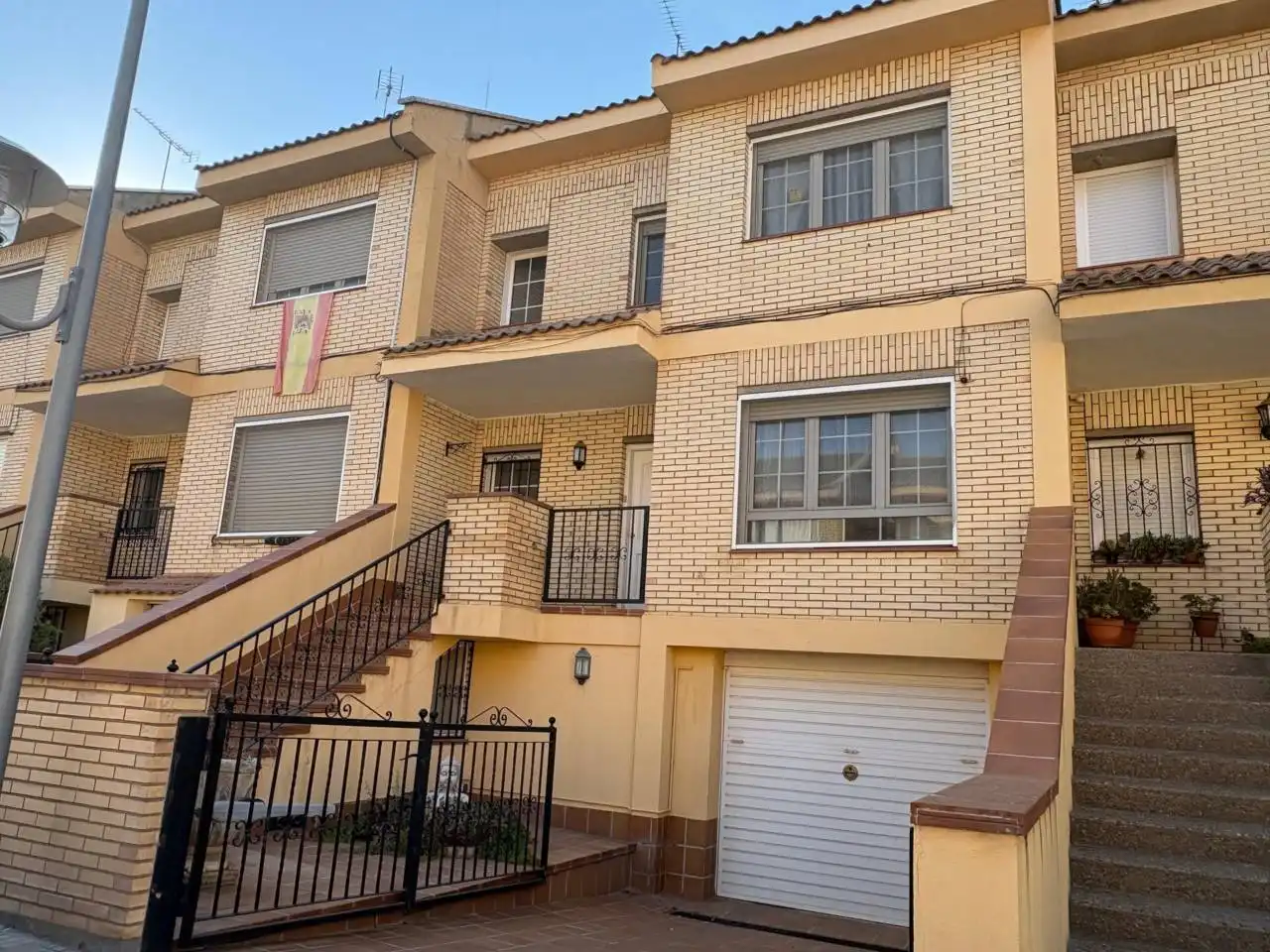 Vista exterior de Casa adosada en venta en Binéfar con Aire acondicionado, Calefacción y Jardín privado