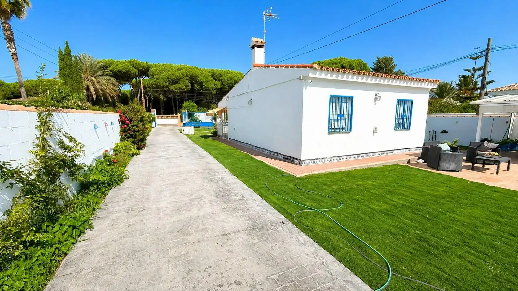 Vista exterior de Casa o chalet en venta en Chiclana de la Frontera con Jardín privado, Trastero y Piscina