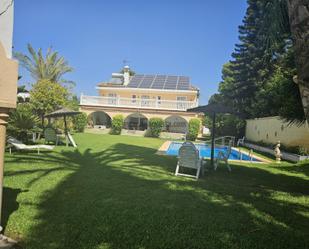 Jardí de Casa o xalet de lloguer en Estepona amb Aire condicionat, Terrassa i Traster