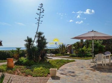 Detached house with balcony to rent in Playa de las Gaviotas - El Pedrucho