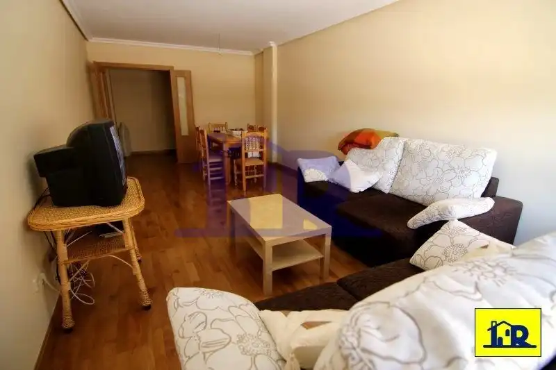 Sala d'estar de Pis en venda en Cuenca amb Calefacció, Terrassa i Traster