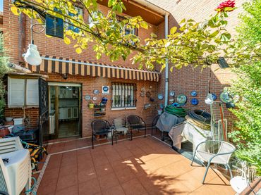 Terraced house with balcony for sale in Calle Saturno