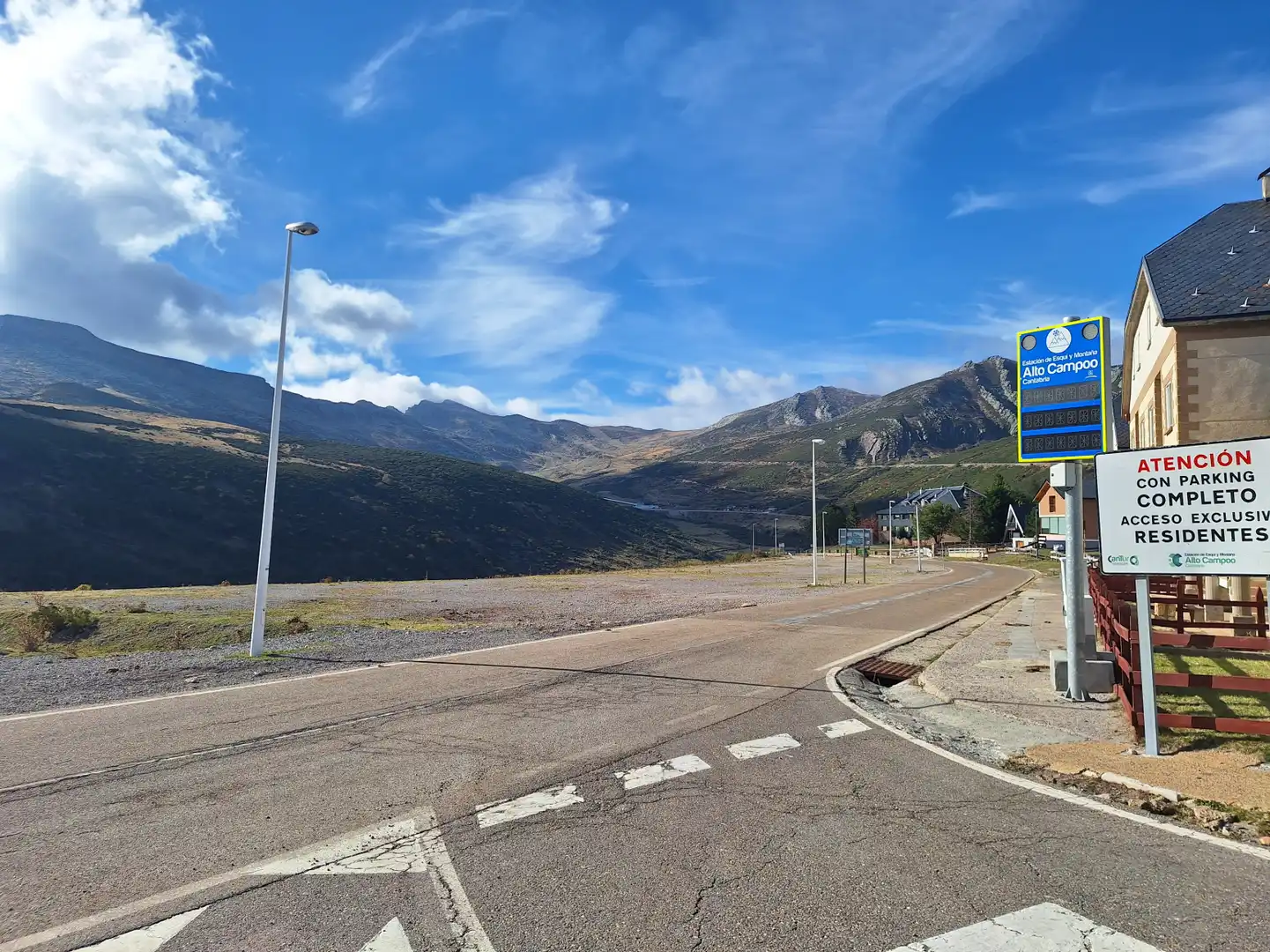 Vista exterior de Casa adosada en venda en Hermandad de Campoo de Suso amb Jardí privat