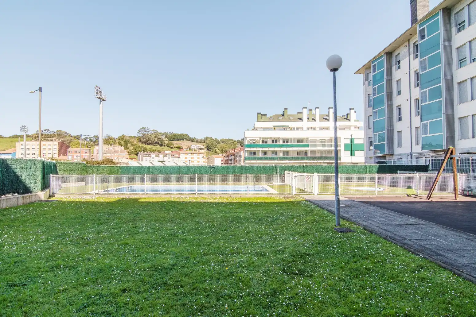 Schwimmbecken von Wohnung zum Verkauf in Gozón mit Heizung, Privatgarten und Abstellraum