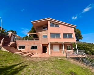 Vista exterior de Casa o xalet de lloguer en Castelldefels amb Aire condicionat, Calefacció i Jardí privat