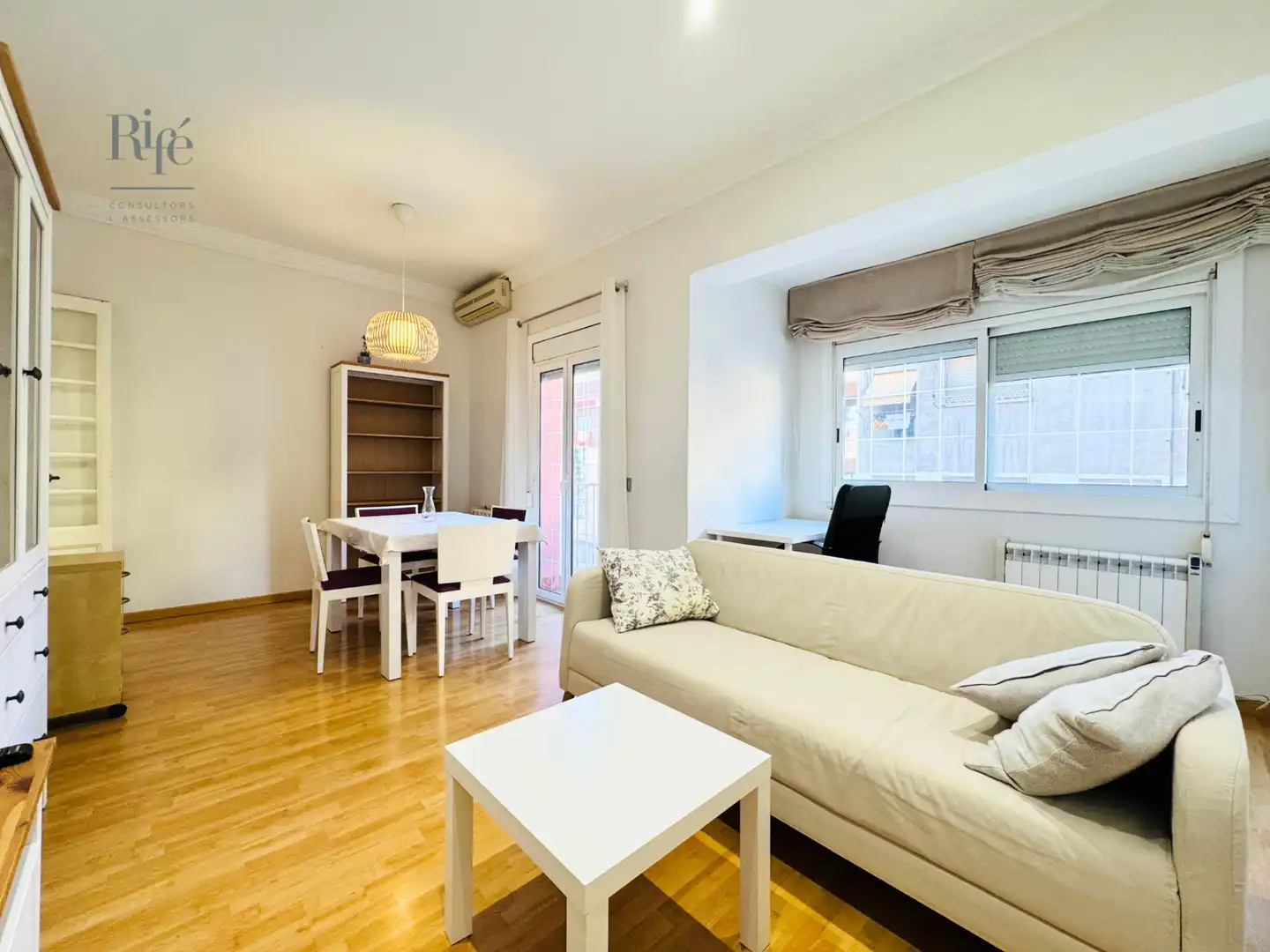 Sala d'estar de Pis en venda en Barcelona amb Aire condicionat, Calefacció i Parquet