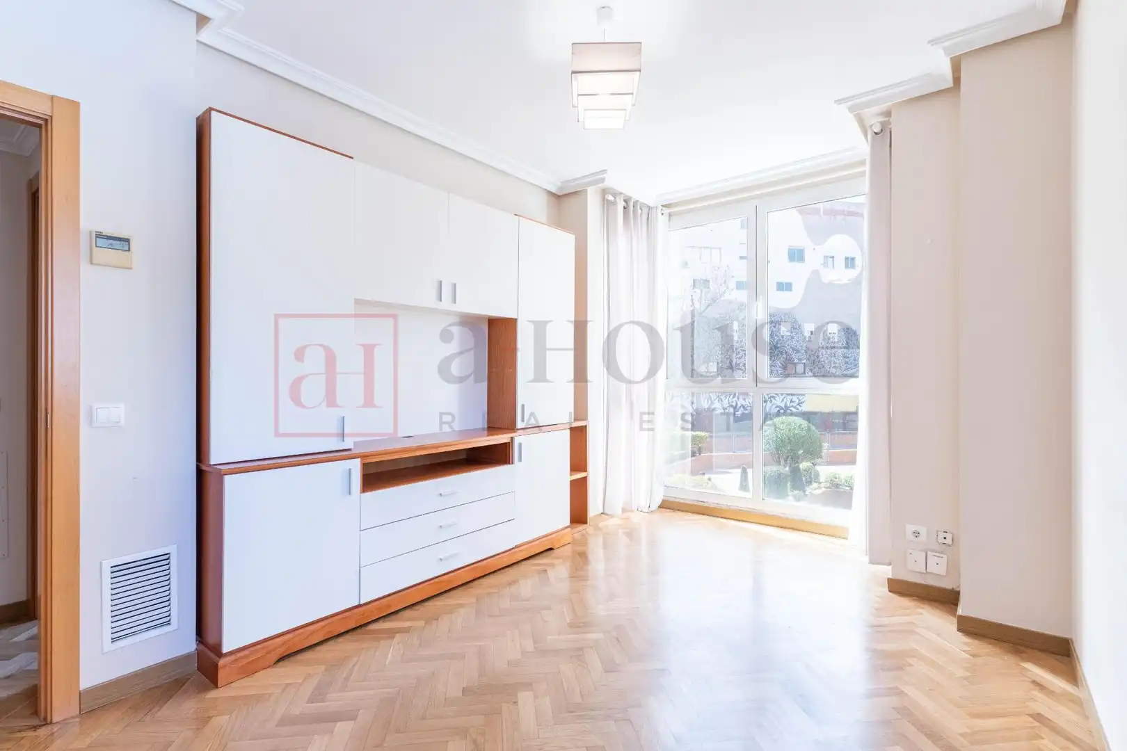 Sala d'estar de Pis en venda en  Madrid Capital amb Parquet, Traster i Moblat