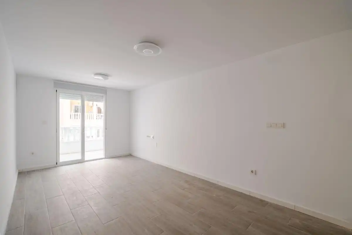 Piso en venta en Torrevieja con Calefacción, Terraza y Balcón