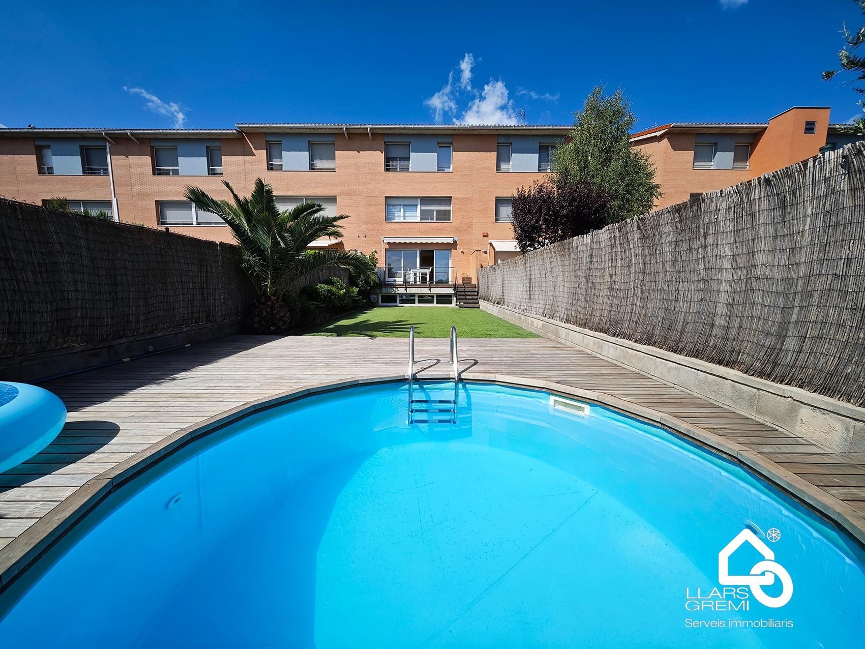 Piscina de Casa adosada en venda en Òdena amb Calefacció, Jardí privat i Terrassa