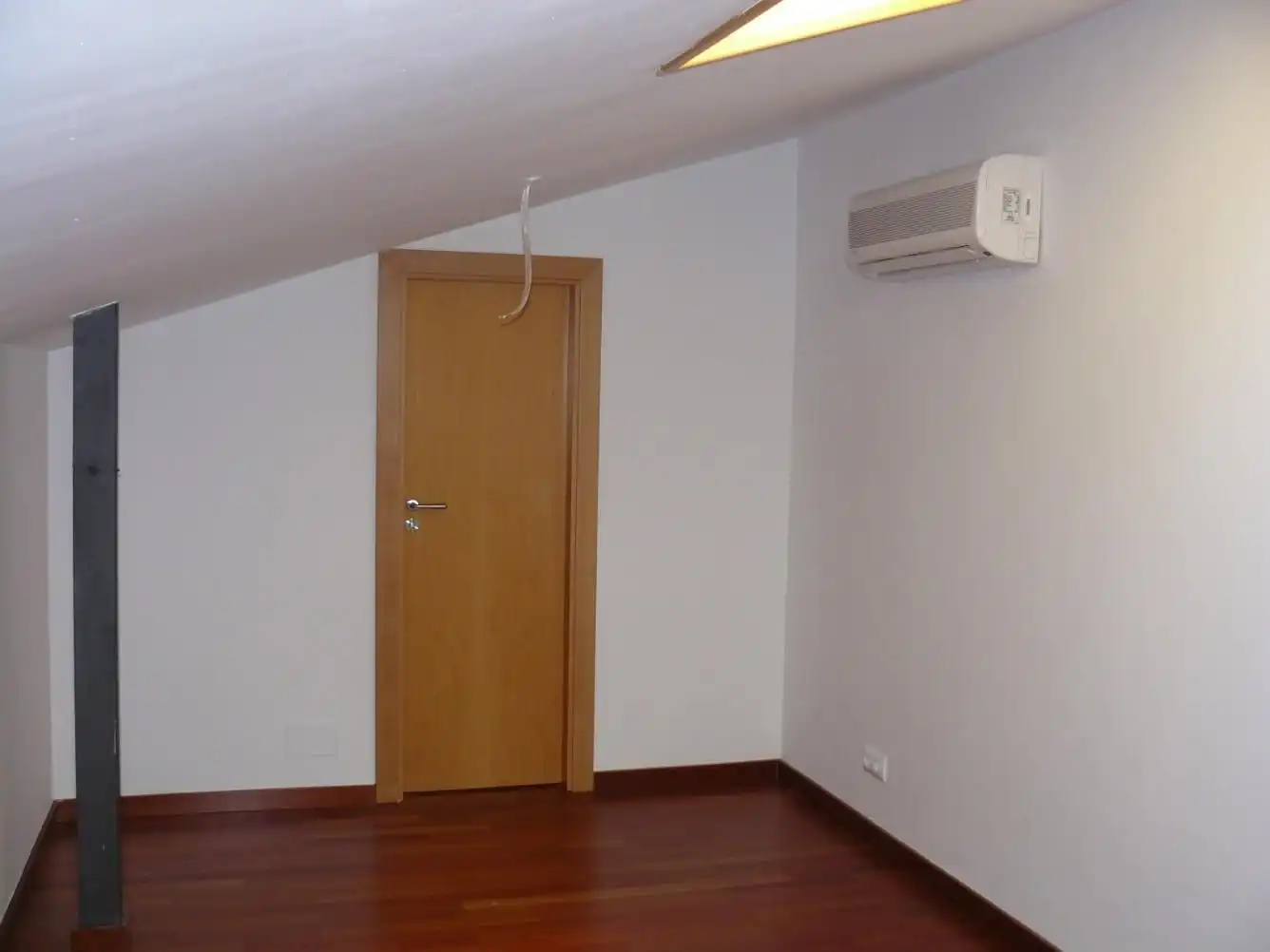 Attic for rent in Carrer del Riu Freser, Eixample Sud – Migdia