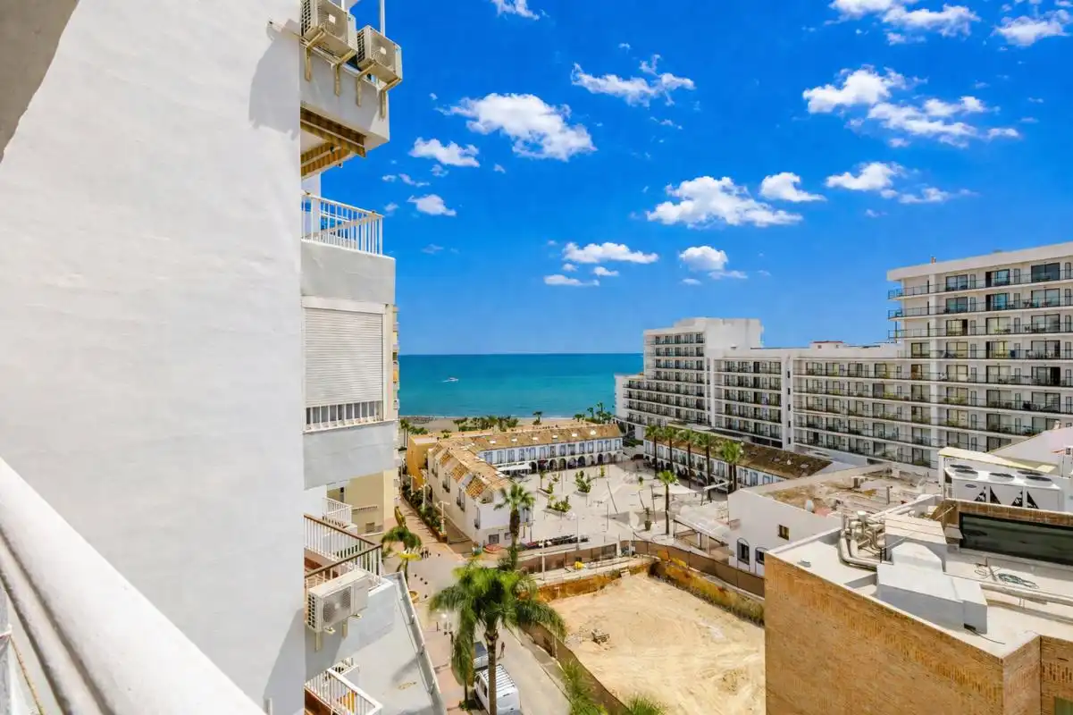 Vista exterior de Pis en venda en Benalmádena amb Aire condicionat, Calefacció i Jardí privat