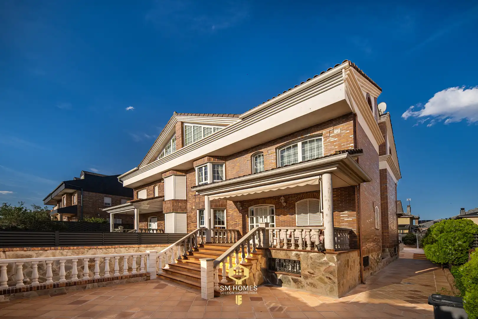 Vista exterior de Casa adosada en venta en Coslada con Calefacción, Jardín privado y Terraza