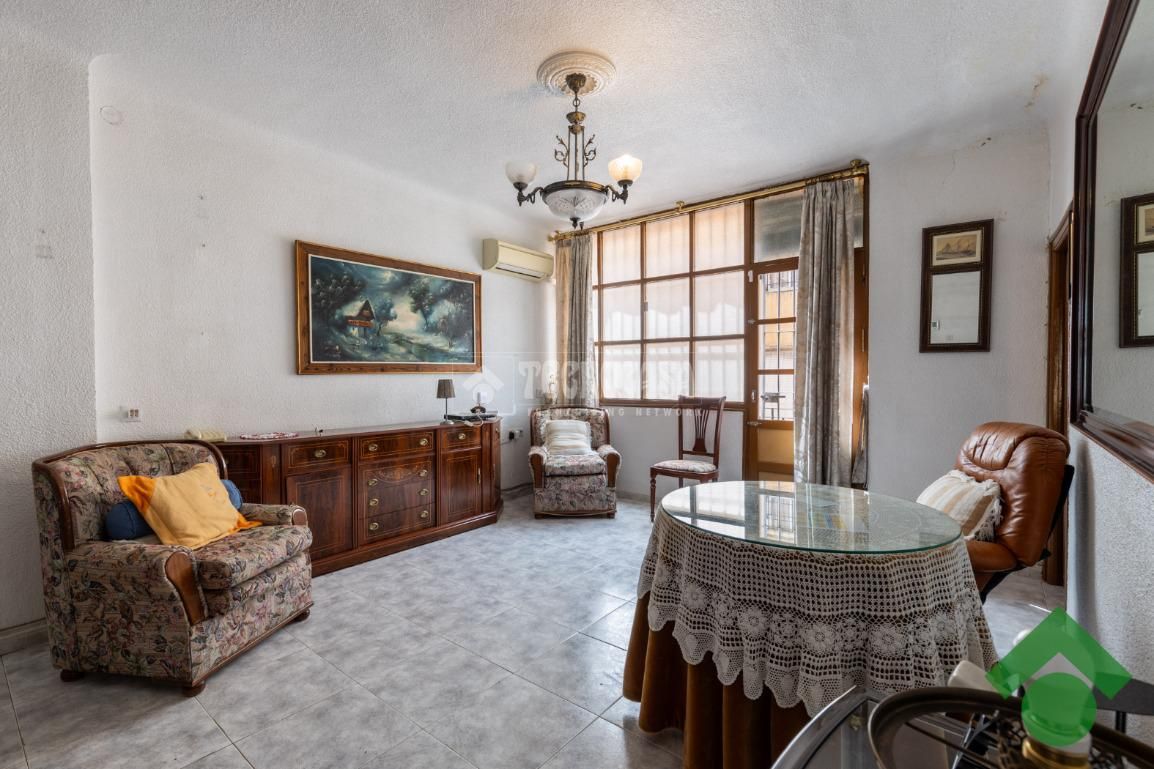 Sala d'estar de Casa adosada en venda en  Granada Capital amb Terrassa i Balcó