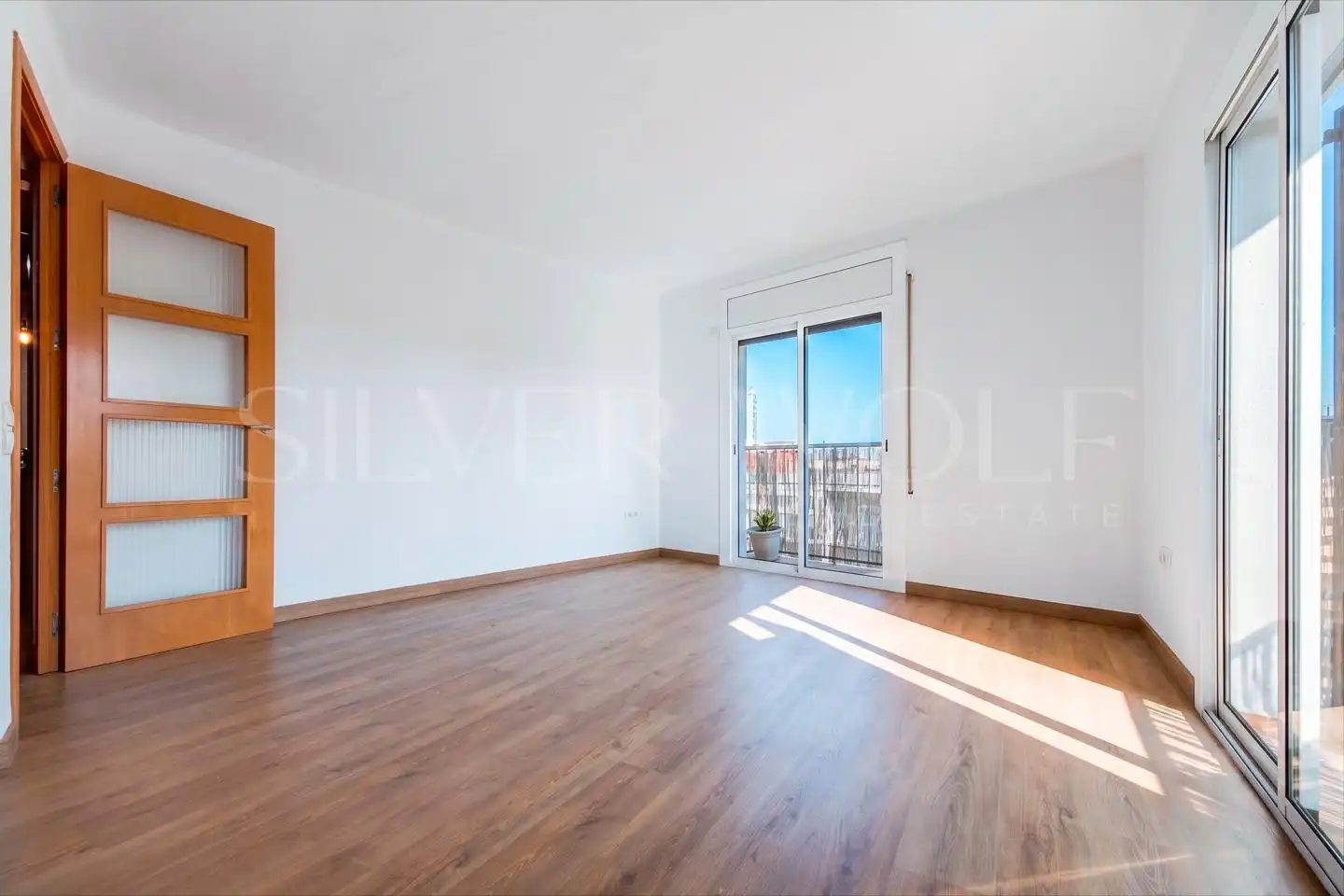 Schlafzimmer von Dachboden zum Verkauf in Vilanova i la Geltrú mit Parkett, Balkon und Alarm