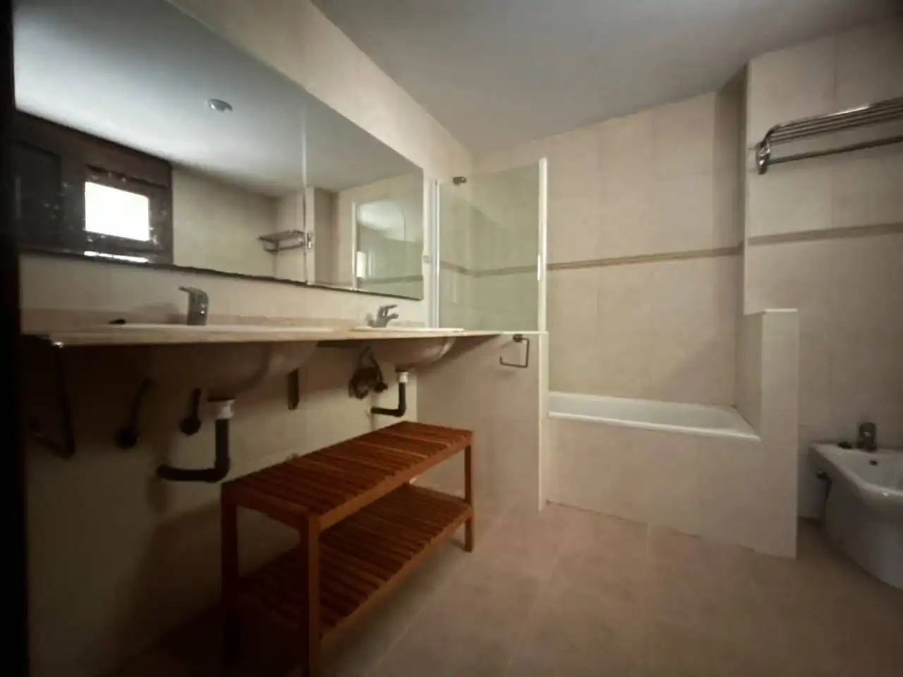 Badezimmer von Haus oder Chalet zum Verkauf in Layos mit Heizung, Privatgarten und Terrasse