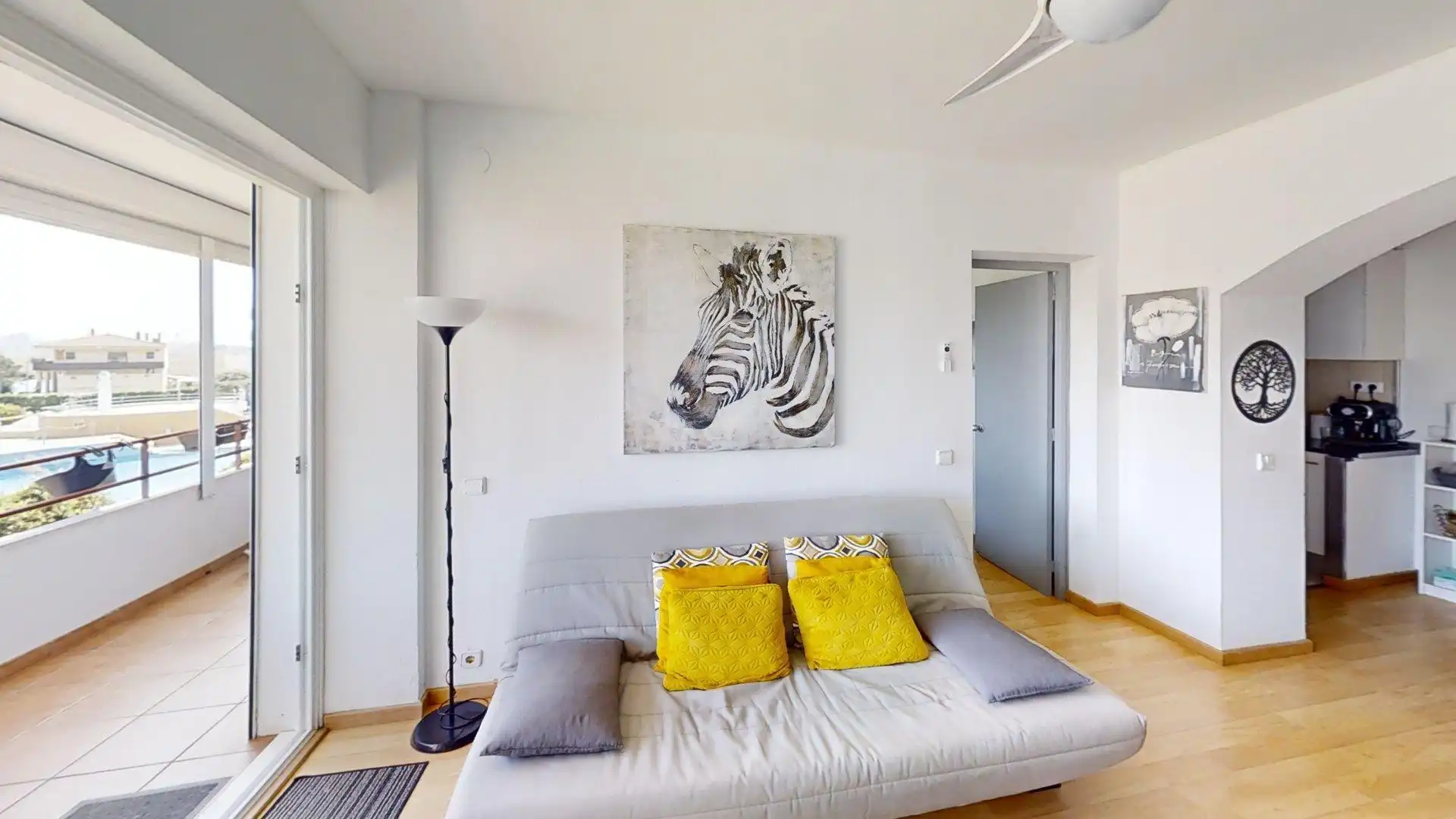 Sala d'estar de Apartament en venda en Roses amb Jardí privat, Terrassa i Balcó