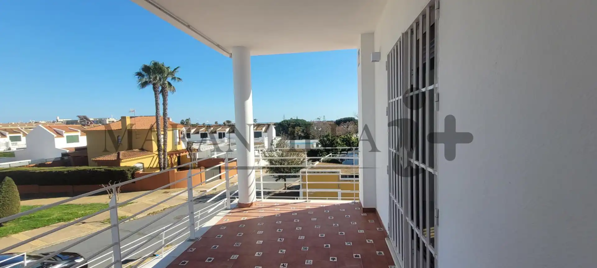 Vista exterior de Casa o chalet en venta en Islantilla con Terraza, Piscina y Alarma